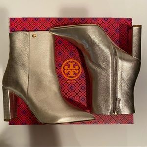 👢Tory Burch Penelope Metallic 90mm Booties.